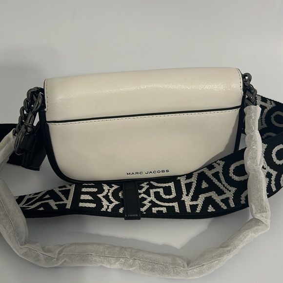 Authentic Marc Jacobs
The Bi-Color J Marc mini bag - Picture 9 of 13